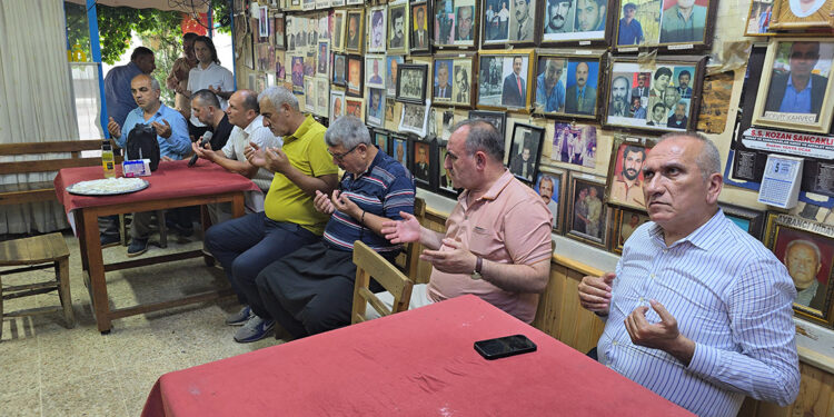 Adana'da 'Ölüler Kahvesi'nde bayram geleneği bu yıl da sürdürüldü