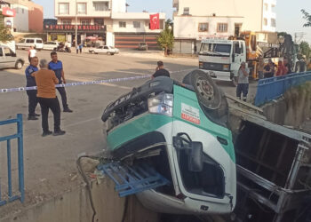 Adana'da çöp kamyonu sulama kanalına devrildi; 3 yaralı