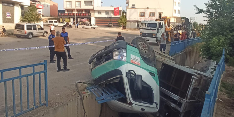 Adana'da çöp kamyonu sulama kanalına devrildi; 3 yaralı