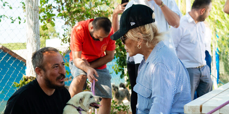 Ajda Pekkan, Emekli Hayvan Çiftliği'ni ziyaret etti