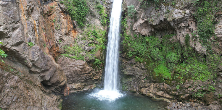 Amanos Dağları'nın eteğindeki Karaçay Şelalesi dron ile görüntülendi