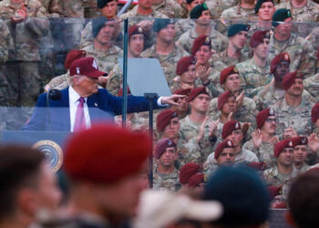Amerikan bayrağını yakanlara bir yıl hapis cezası verilmeli