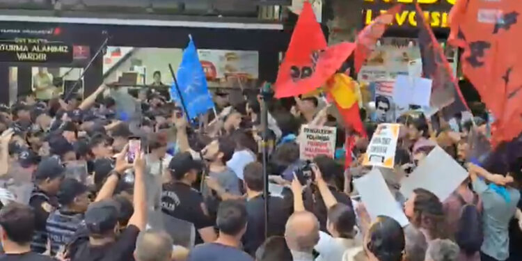 Ankara'da izinsiz Filistin gösterisinde polise saldırdılar