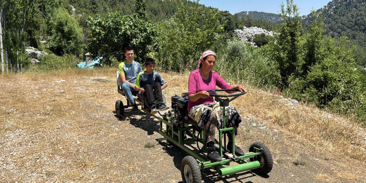 Anneleri için traktör yaptılar
