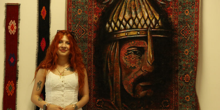 Annesinin sergisi için devlet büyükleri ve hayvan figürlerini halı üzerine çizdi