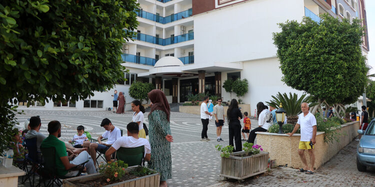 Antalya'da 5 yıldızlı otelde yangın; turistler tahliye edildi