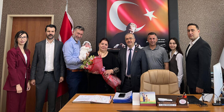 Asel bebek, bayrama geçici koruyucu ailesinin yanında uyandı