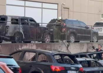 Ataşehir'de sanayi sitesinde çıkan yangında çok sayıda araç yandı