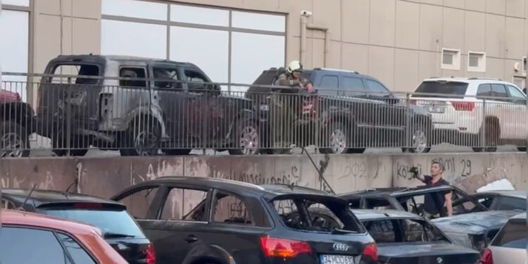 Ataşehir'de sanayi sitesinde çıkan yangında çok sayıda araç yandı