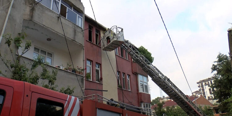 Avcılar'da dairede patlama sonrası çıkan yangın söndürüldü