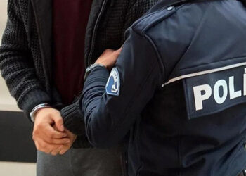 Avustralya'daki elektronik posta gizliliğini ihlal ederek birçok kişi ve şirketi dolandırarak elde edilen 32 milyon doları yurt dışına çıkardığı tespit edilen 16 şüpheliye yönelik İstanbul'da operasyon düzenlendi. İstanbul Cumhuriyet Başsavcılığı tarafından, Avustralya Federal Polisi’nce yürütülen 'Dolos Operasyonu' kapsamında ele geçirilen bilgi ve belgelerin Türkiye ile paylaşılmasının ardından başlatılan soruşturma çerçevesinde, elektronik posta gizliliğinin ihlali yöntemiyle birçok Avustralyalı kişi ve şirketin mağdur edildiği, ayrıca suçtan elde edilen gelirlerin Türkiye dışına çıkarılmasına aracılık edildiği tespit edildi. Avustralya’da faaliyet gösteren bir şirketin banka hesaplarından toplam 32 milyon Avustralya doları tutarında ödeme yapıldığı, bu ödemelerin büyük bir kısmının Amerika Birleşik Devletleri, Birleşik Arap Emirlikleri ve Türkiye’ye aktarıldığı belirlendi. Paranın, farklı yabancı şirketlere gönderildiği, bu şirketler aracılığıyla ise genellikle Türkiye’de yaşayan Nijeryalı kişilerin hesaplarına aktarıldığı tespit edildi. 16 KİŞİYE YÖNELİK EŞ ZAMANLI OPERASYON Soruşturma kapsamında, 27 Haziran tarihinde İstanbul’da, 16 şüpheliye yönelik eş zamanlı bir operasyon düzenlendi. Şüphelilere ait banka hesaplarına ve elektronik para kuruluşları nezdindeki varlıklara, Sulh Ceza Hakimliği kararıyla el konuldu.