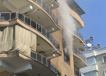 Aydın'da 7 katlı binadaki dairede çıkan yangın söndürüldü