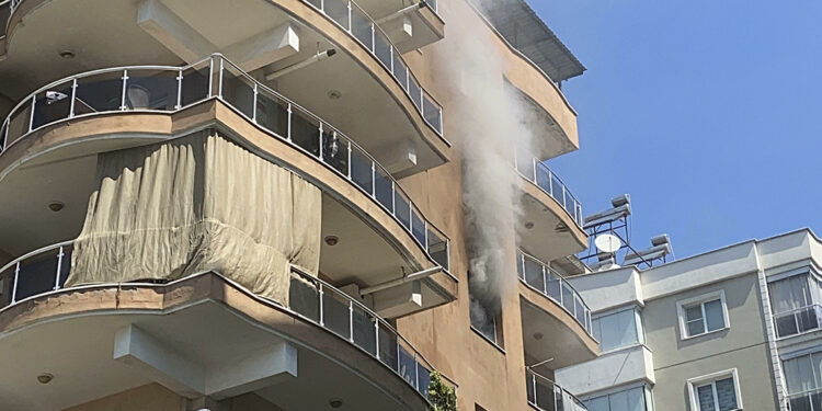 Aydın'da 7 katlı binadaki dairede çıkan yangın söndürüldü