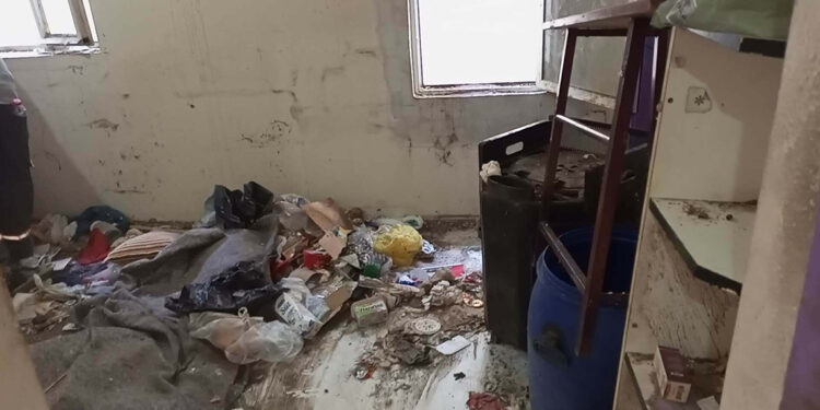 Aydın'da kötü koku yayılan evden 6 kamyon dolusu çöp çıktı