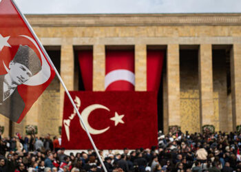 Aynı yolda yürüyenler, neden ayrı düşer?
