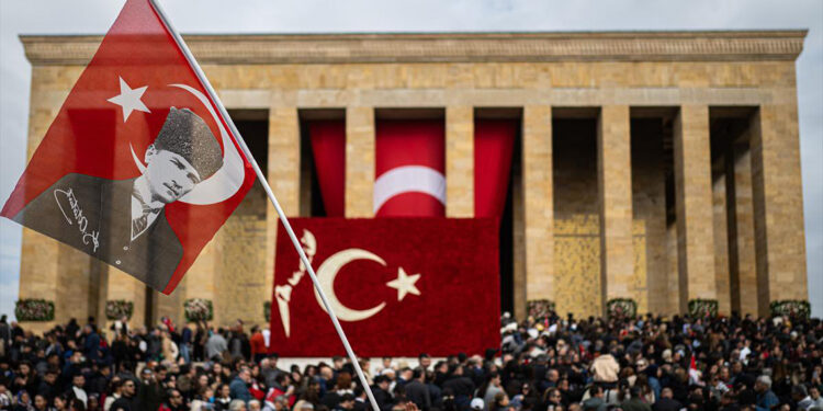 Aynı yolda yürüyenler, neden ayrı düşer?