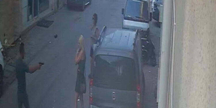 Ayrı yaşadığı eşini yaralayıp mezarlıkta intihar etti