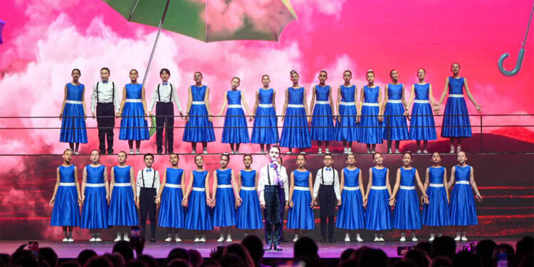 Bahçeşehir Koleji'nden 'Geleceğe İz Bırak' temalı yıl sonu gösterisi