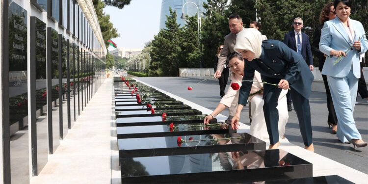 Mahinur Özdemir Göktaş Bakü'de Türk Şehitliği’ni ziyaret etti