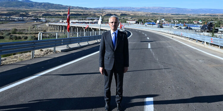 Bayram tatilinde otoyollardan yaklaşık 16,3 milyon araç geçiş yaptı