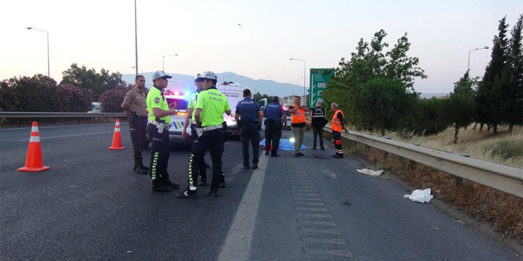 Bariyerlere çarpıp sürüklenen motosikletin sürücüsü öldü