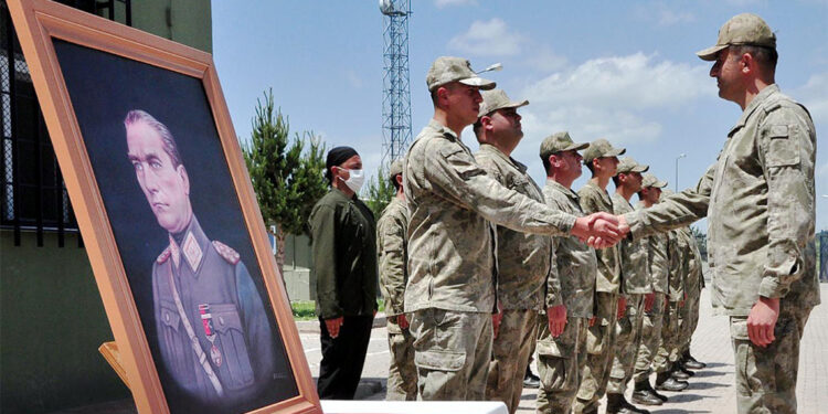 Hudut karakolunda görev yapan askerler vatan nöbeti tutuyor