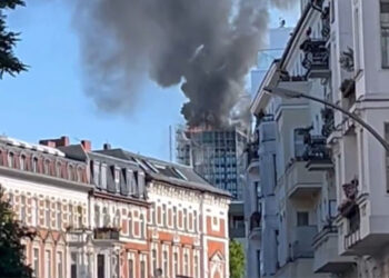 Berlin'de inşaat halindeki bir binanın çatı katında yangın