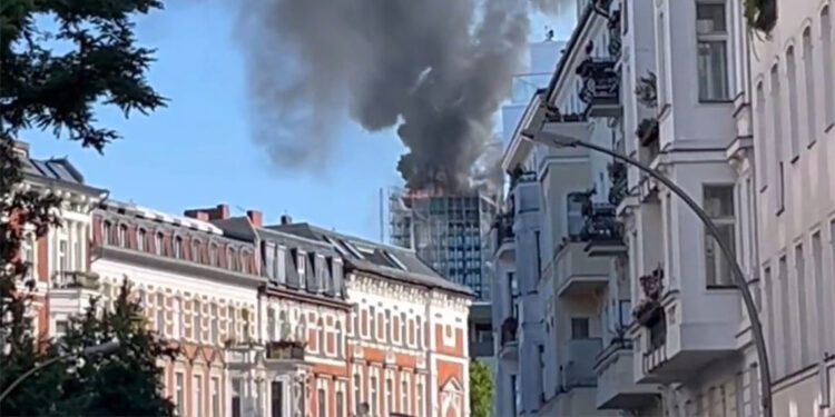 Berlin'de inşaat halindeki bir binanın çatı katında yangın