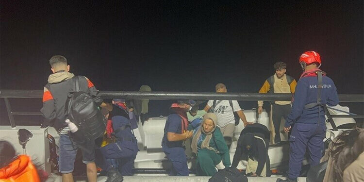 26 düzensiz göçmen ile 2 göçmen kaçakçısı şüphelisi yakalandı