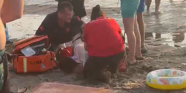 Boğulma tehlikesi geçirip peş peşe suya atladılar