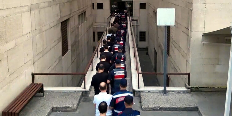 Bursa merkezli 17 ilde düzenlenen operasyonda 67 şüpheli yakalandı