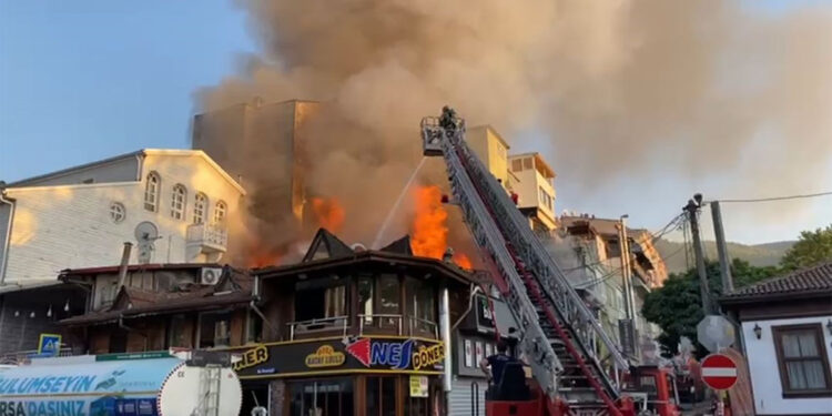 Bursa'da lokantada çıkan yangın bitişikteki dükkanlara sıçradı