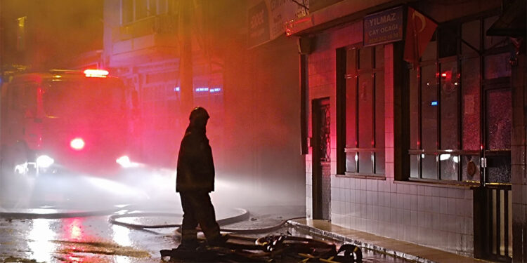 Bursa'da oto tamirhanesinde yangın çıktı