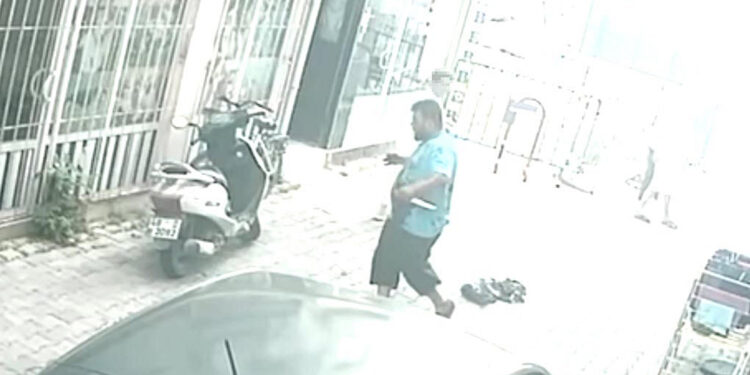 Baba ile oğlunu öldüren şüphelinin bıçakla kaçtığı anlar kamerada