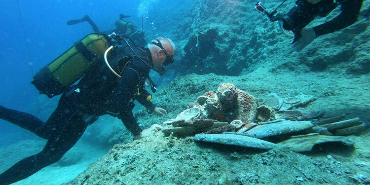Bakan Ersoy, Antalya'daki seramik batığına dalış yaptı
