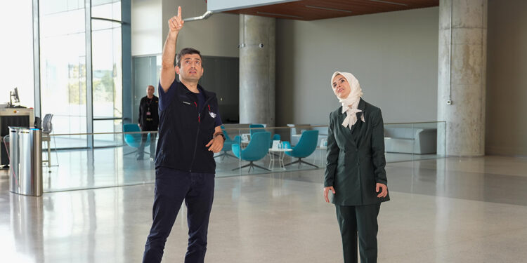 Bakan Göktaş, devlet korumasındaki çocuklarla Baykar Teknoloji'yi ziyaret etti