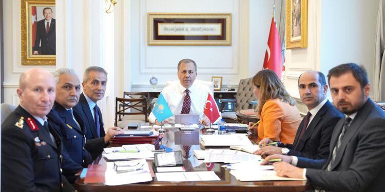Bakan Yerlikaya, Kazakistan İçişleri Bakanı Sadenov ile görüştü