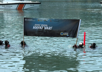 Bartın'da deniz temizliği; florasan lamba ve eski araç lastikleri çıktı 