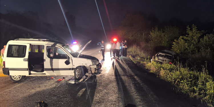 Bartın'da otomobil ile hafif ticari araç çarpıştı: 8 yaralı