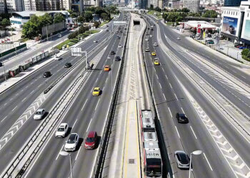 Bayramın ilk gününde boş kalan yollar havadan görüntülendi