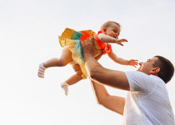 Bazıları kahraman doğmaz, baba olarak yetişir...
