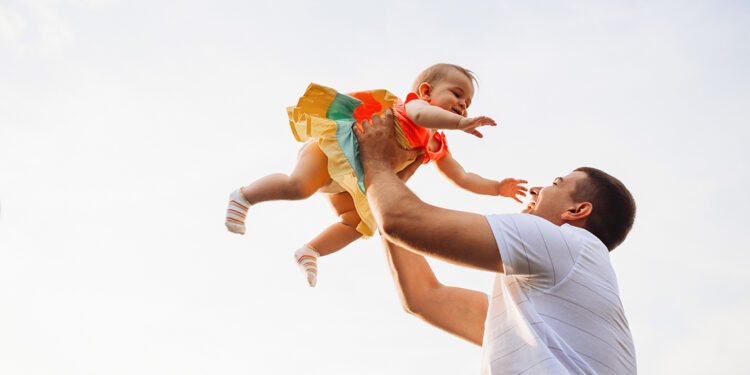 Bazıları kahraman doğmaz, baba olarak yetişir...