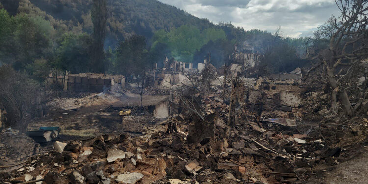Bilecik'teki yangında 51 kişi dumandan etkilendi, 100 bina hasar gördü