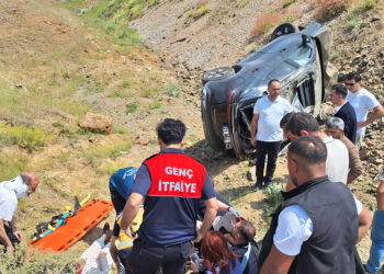 Bingöl'de otomobil şarampole devrildi: 5 yaralı