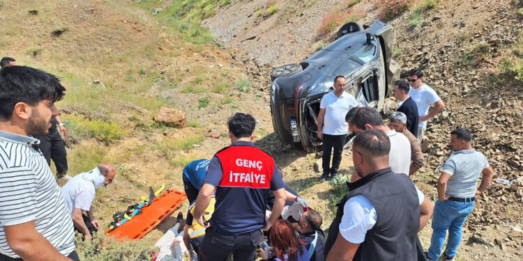 Bingöl'de otomobil şarampole devrildi: 5 yaralı
