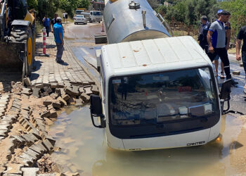 Bodrum'da ana isale hattı patladı, yoldan geçen tanker çukura düştü