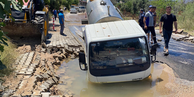 Bodrum'da ana isale hattı patladı, yoldan geçen tanker çukura düştü