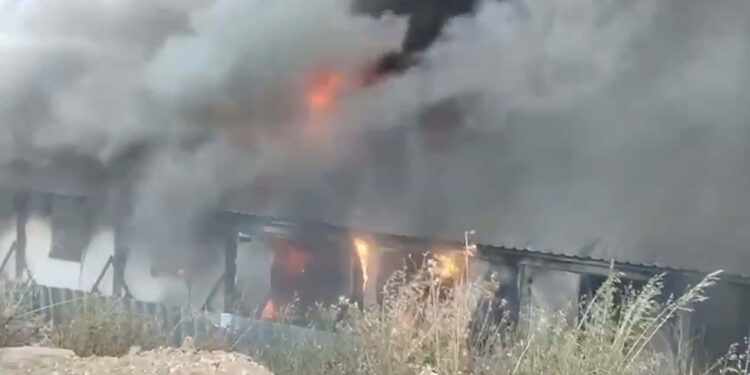 Bodrum'da yangın; 30'a yakın konteyner zarar gördü