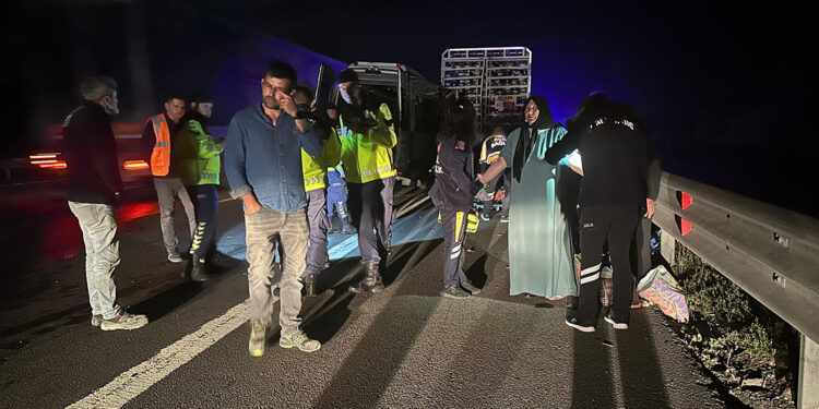 Bolu'da yolcu minibüsü kamyona çarptı; 16 yaralı