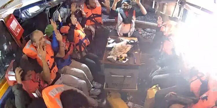 Büyükelçilik yetkilileri, 'Madleen'deki Türk vatandaşlarla görüştü